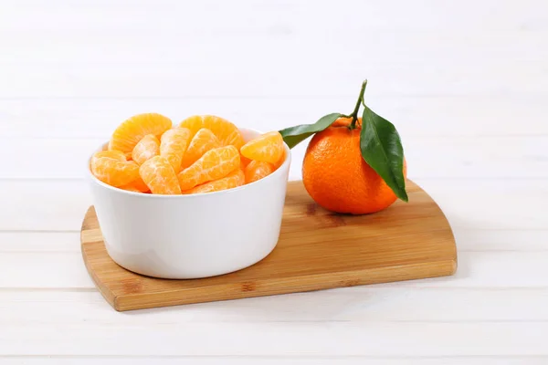 Ganze Mandarine mit Scheiben — Stockfoto