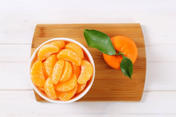 Hele tangerine met plakjes — Stockfoto