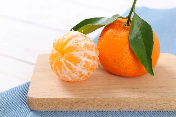 Zwei frische Mandarinen — Stockfoto