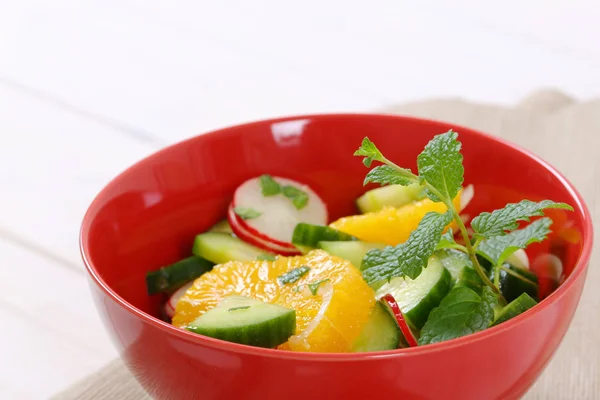 Rettich-Gurkensalat mit Orange — Stockfoto