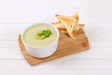 Brüksel lahanası çorbası tost ile