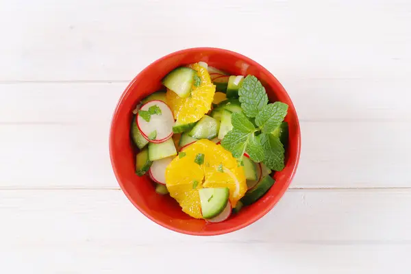 Ensalada de rábano y pepino con naranja — Foto de Stock