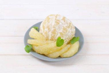 soyulmuş ve dilimlenmiş pomelo