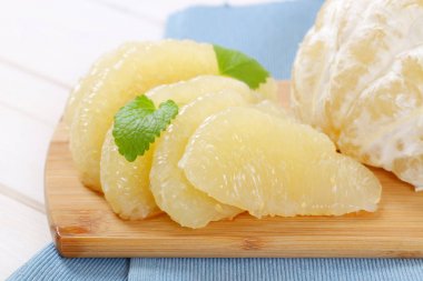 soyulmuş ve dilimlenmiş pomelo