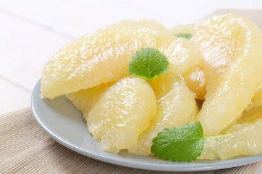 soyulmuş pomelo kesimleri