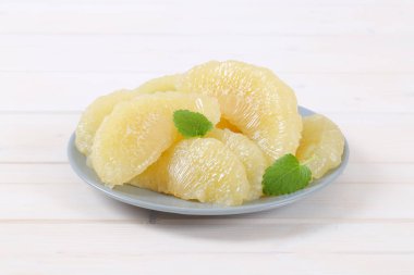 soyulmuş pomelo kesimleri
