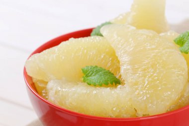 soyulmuş pomelo kesimleri