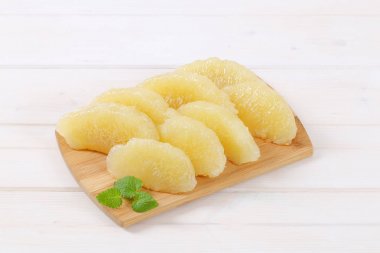 soyulmuş pomelo kesimleri