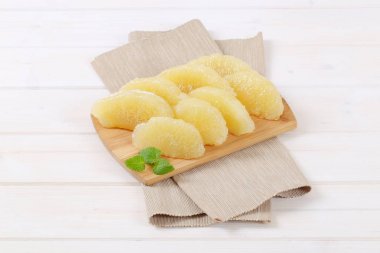 soyulmuş pomelo kesimleri