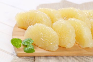 soyulmuş pomelo kesimleri