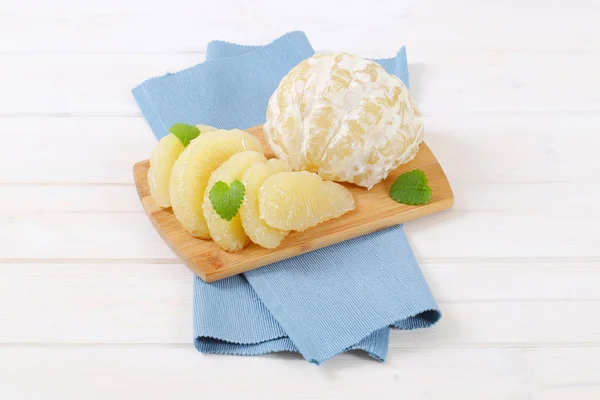 Pomelo pelado y cortado en rodajas — Foto de Stock