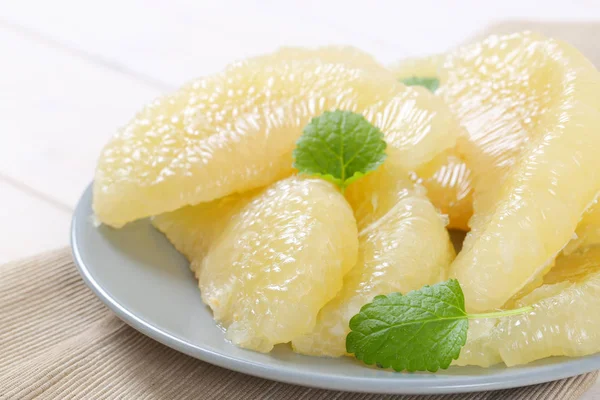 soyulmuş pomelo kesimleri