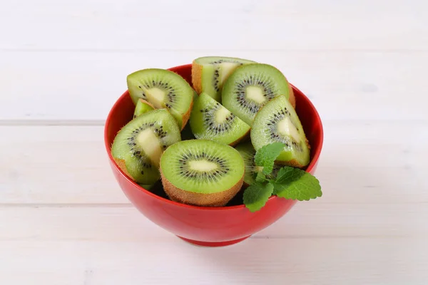 Semangkuk kiwi setengah dan perempat — Stok Foto