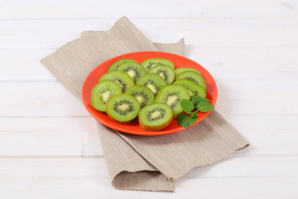 Piring dari kiwi yang diiris — Stok Foto