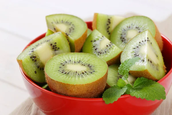 Semangkuk kiwi setengah dan perempat — Stok Foto