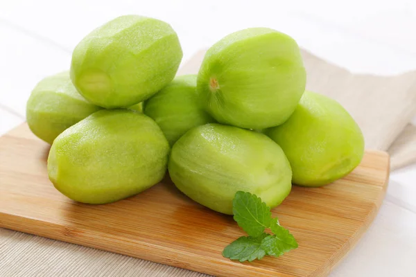 Frutos de kiwi pelados — Fotografia de Stock