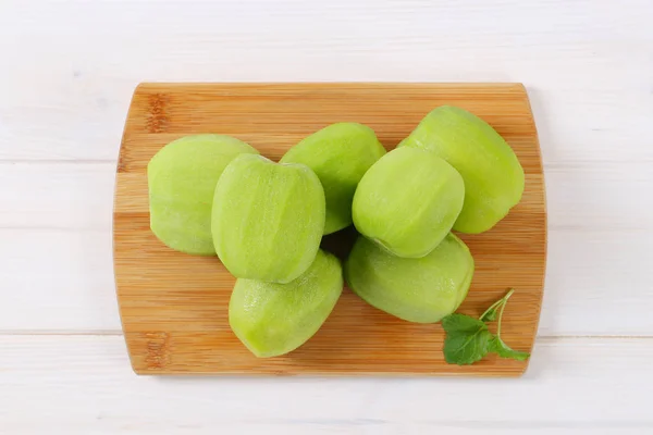 Frutos de kiwi pelados — Fotografia de Stock