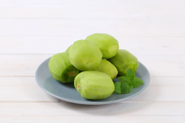 Skalade kiwifrukter — Stockfoto
