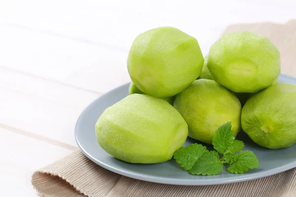 Frutos de kiwi pelados — Fotografia de Stock