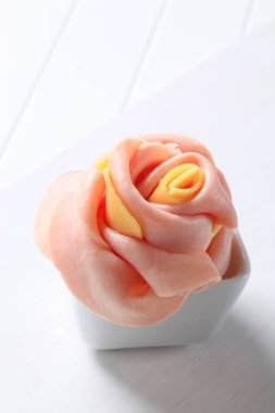 Jambon ve peynir bir çiçek şeklinde