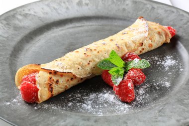 Ahududu dolgulu krep