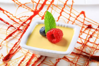 Vanilyalı muhallebi tatlı