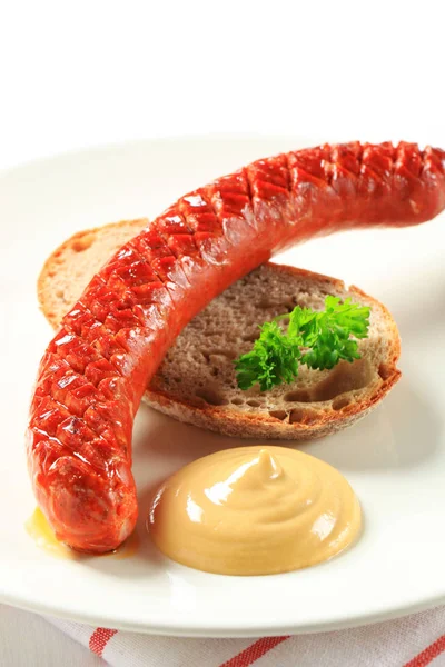 Salsiccia ungherese con pane e senape — Foto Stock