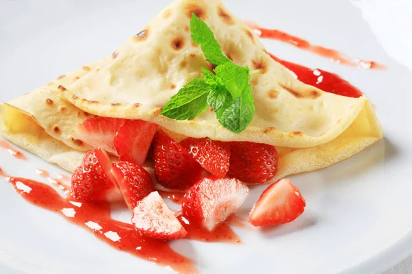 Crepe with fresh strawberries — Stock Photo, Image