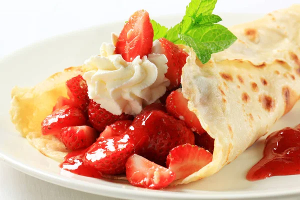 Crepe med färska jordgubbar — Stockfoto