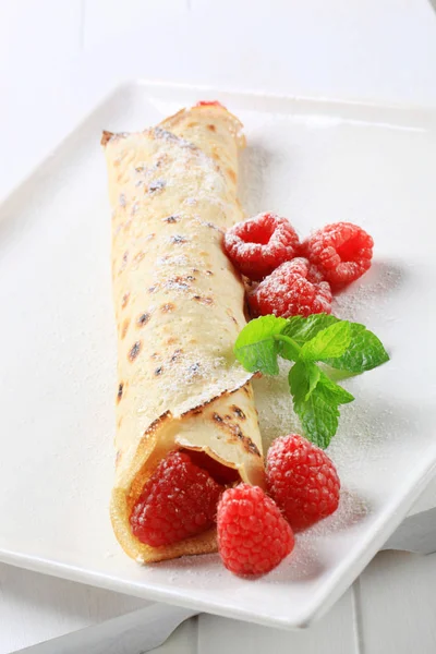 Raspberry filled crepe — Stock Photo, Image