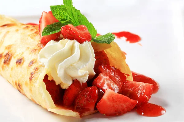 Crepe with fresh strawberries — Stock Photo, Image