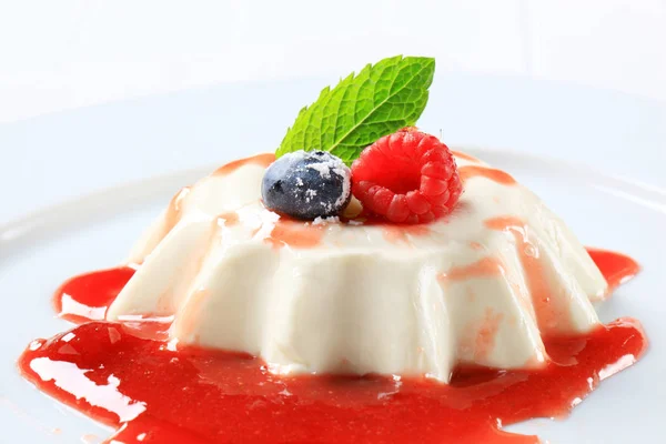 Panna cotta s jahodovou omáčkou — Stock fotografie