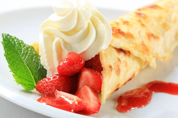 Crêpe mit frischen Erdbeeren — Stockfoto