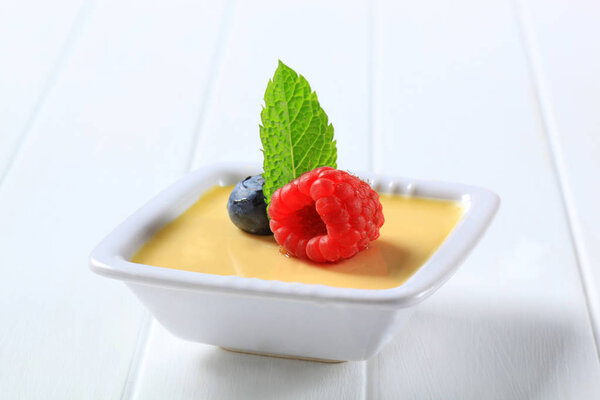 Десерт из ванильного крема
