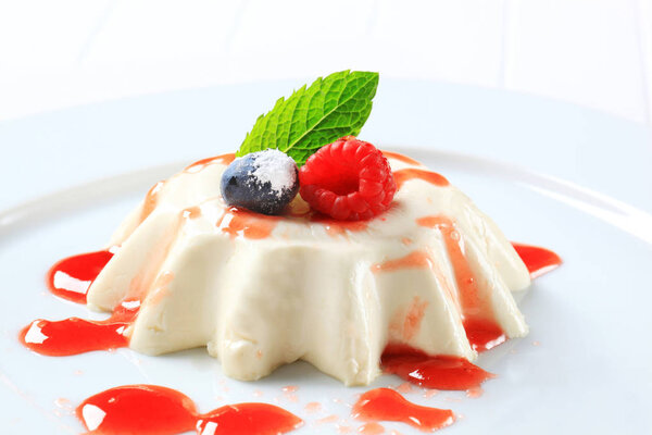 Панна-котта с клубничным соусом
