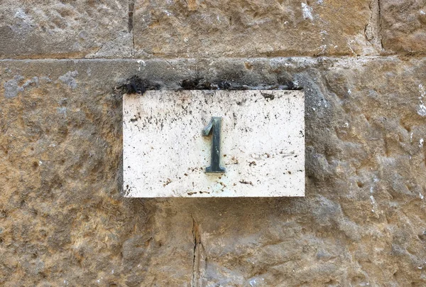 Huisnummer op muur — Stockfoto