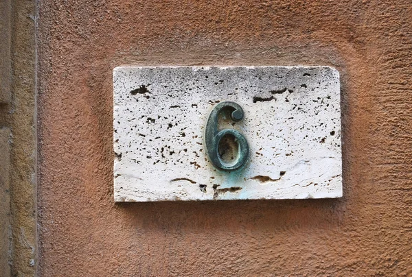 Huisnummer op muur — Stockfoto