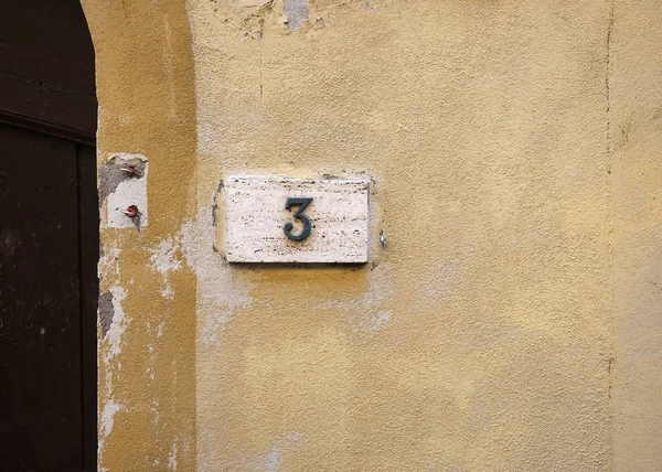 Número de casa en la pared — Foto de Stock