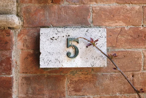 Numéro de maison sur le mur — Photo