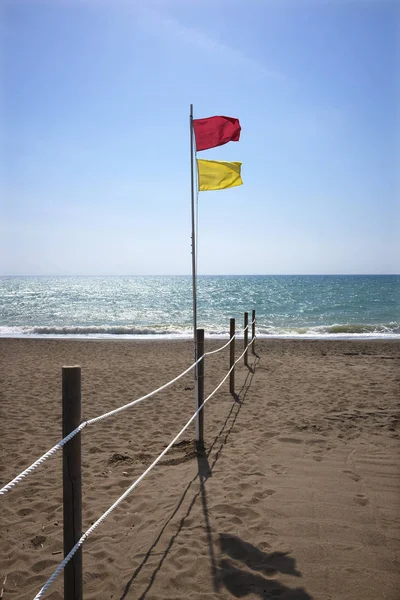 Strand hek en veilig zwemmen vlag — Stockfoto