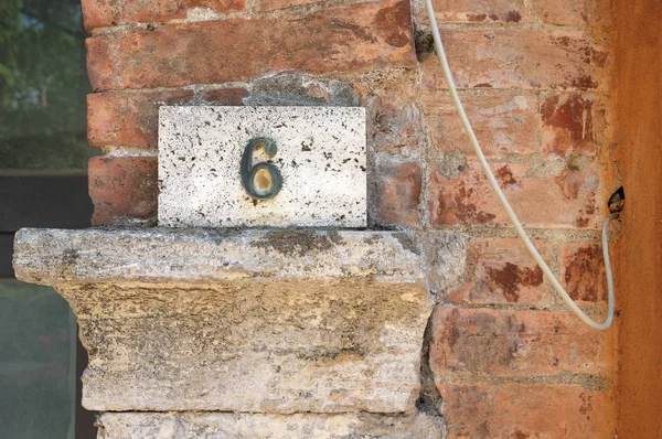 Huisnummer op muur — Stockfoto