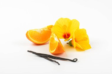 ebegümeci, portakal ve vanilya pods