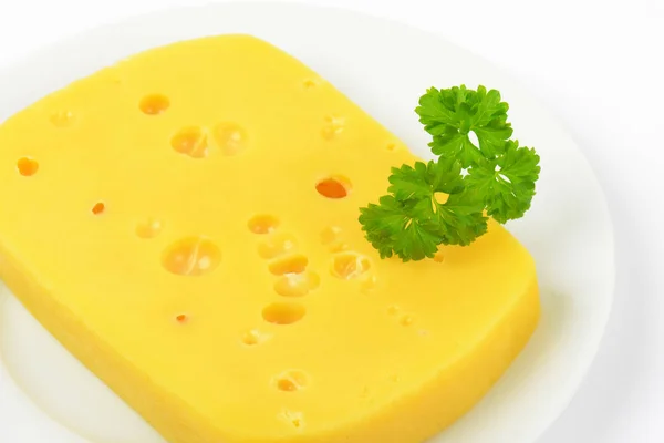 Emmental peyniri delikli — Stok fotoğraf