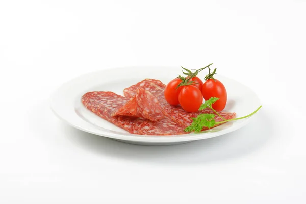 Cienkie plasterki salami — Zdjęcie stockowe