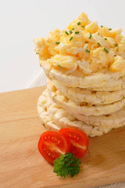 Rice bread with scrambled eggs — Stock Photo, Image