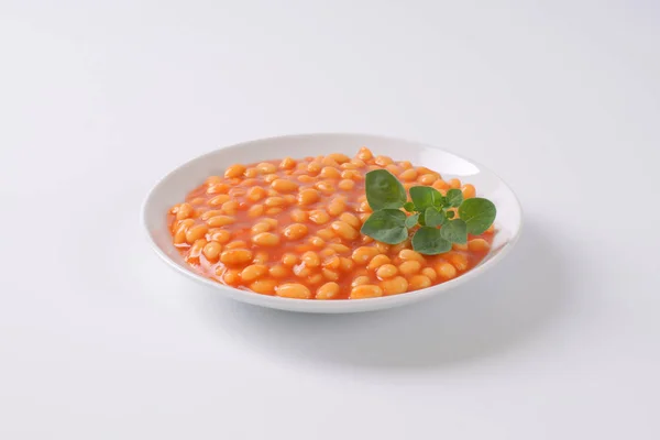 Тарелка фасоли в помидорах — стоковое фото