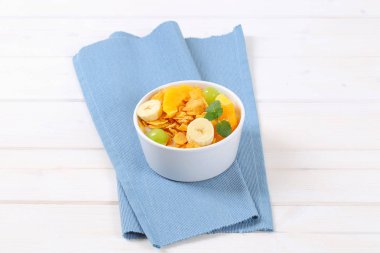 Mısır gevreği süt ve taze meyve