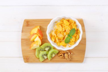 Mısır gevreği süt ve taze meyve