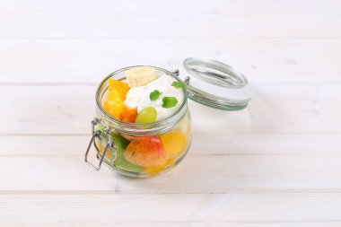 Beyaz Yoğurtlu meyve salatası