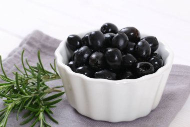 Biberiyeli siyah zeytin